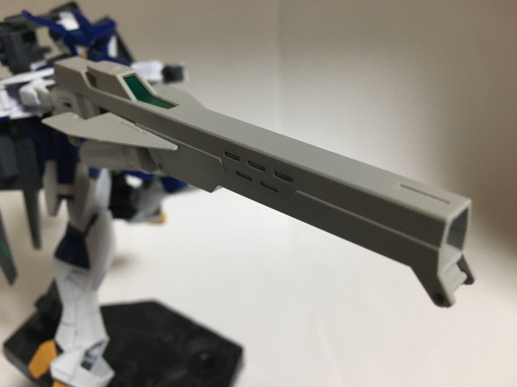 フェンリル・バスターライフル。出力可変式のビームライフル。非常に高い威力と射程距離を併せ持ち、最大出力の時には戦艦を一撃で撃沈する程の威力を発揮する。