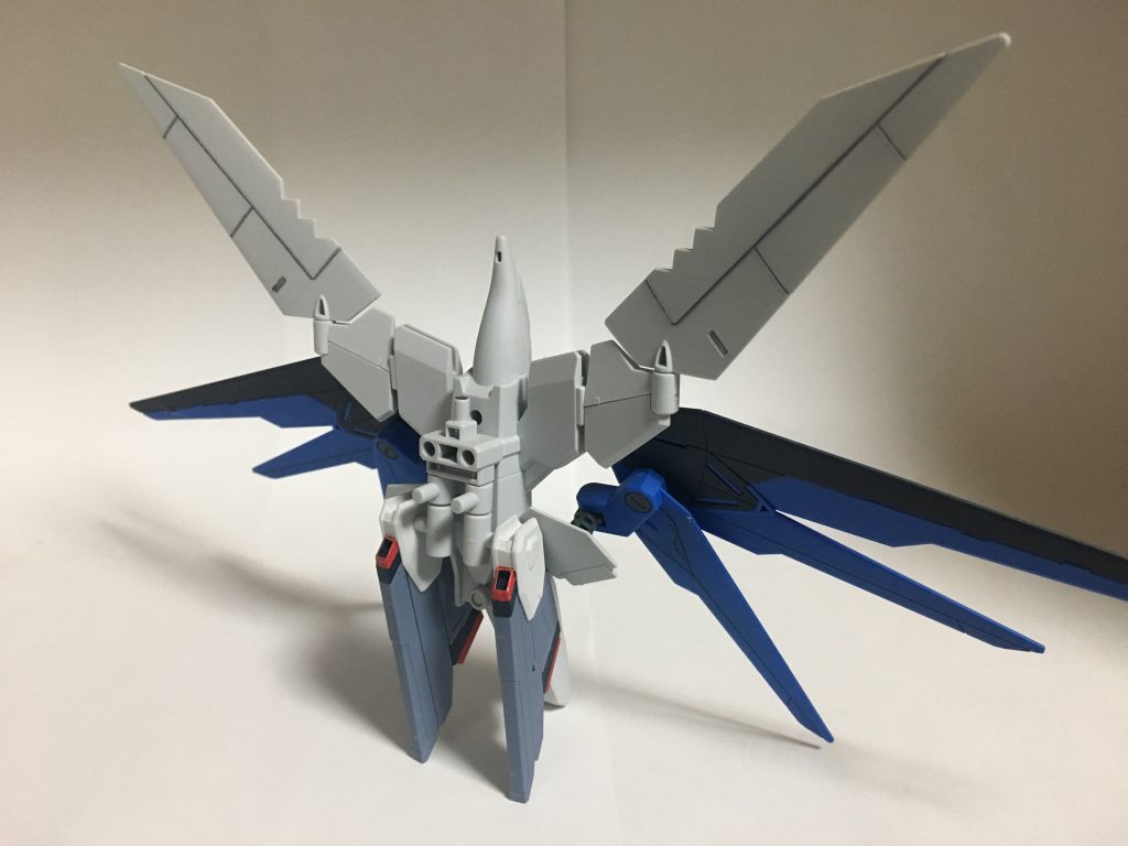 フェニックスブースターはジョイントを組み合わせることでフリーダムガンダム用に対応している。