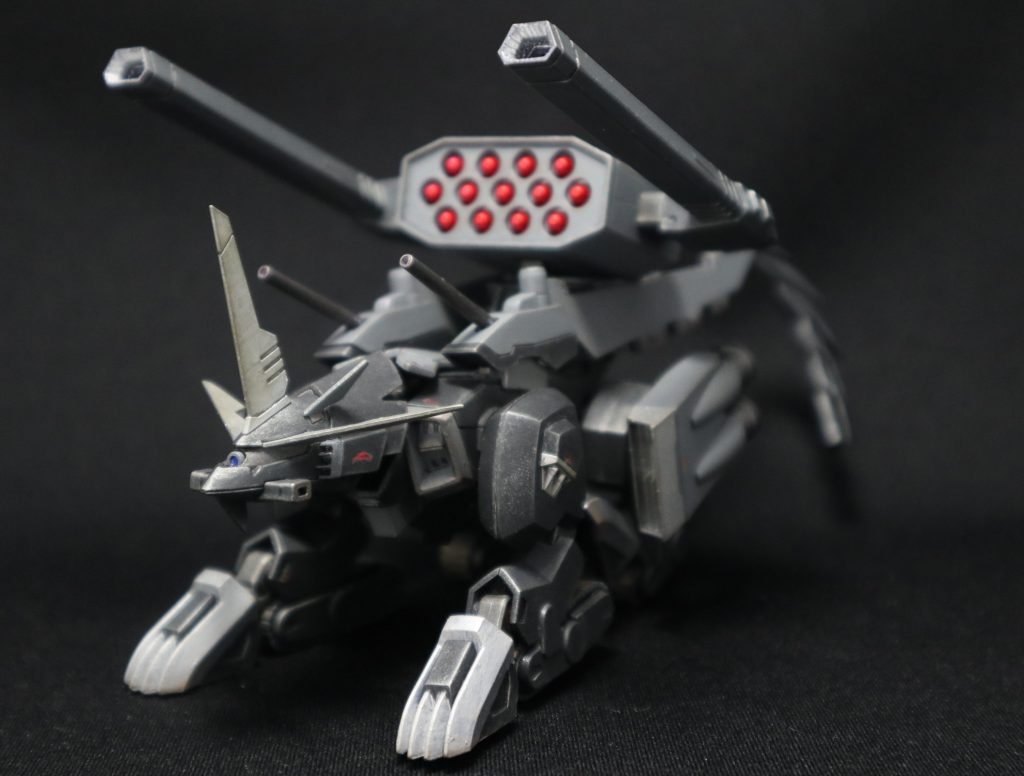 無限軌道走行状態2。背面の兵装をバクゥのミサイルポッドと2連レールガンの複合兵装に換装可能。ミッションに併せて武装の換装を行う。