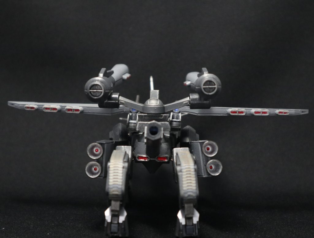 背面(テールを外してます)。ウイングについていた大型スラスターは、後足の付け根に設置し、高い機動力は維持。