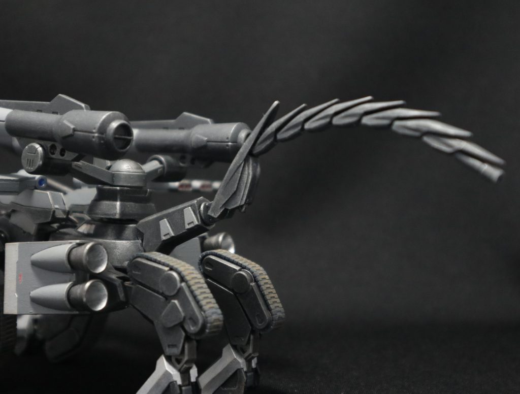 ウイップテール。煌ギラーガを短くして移植。先端はビームサーベルになっており背面への対応、ならびに接近戦時に視界の外から来る奇襲攻撃として効果を発揮。