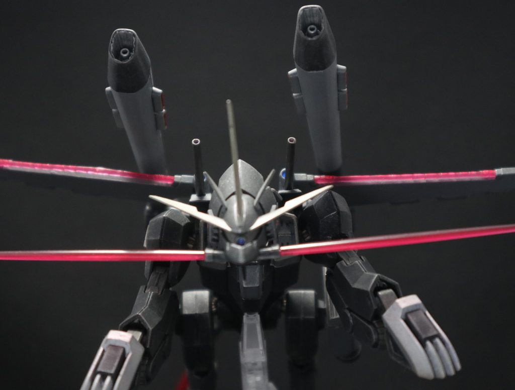 頭部の2連装ビームサーベルと」MR-Q17Xグリフォン2ビームブレイド。ラゴゥの機動力をいかした交差戦法としてかなりの戦果を挙げる。