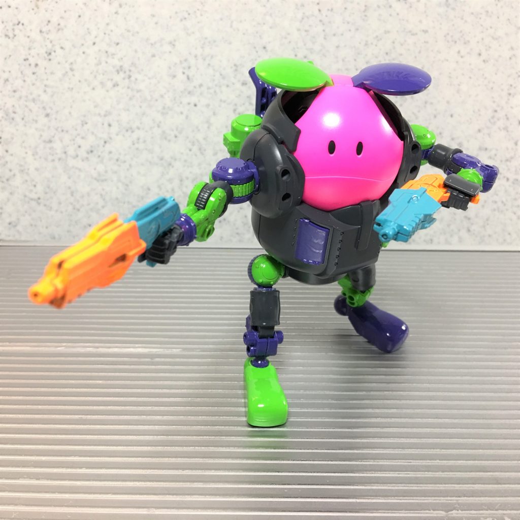 「ブキ」はGBNベースガンダムから拝借しました。蛍光オレンジとコーラルブルーの組み合わせを、左右で反転させているのがポイントです。（インクで狙い撃つ！）