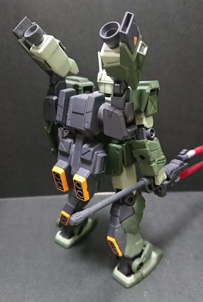 バックパックはEz-SRを改造したもの。
SRの腕をスラスターに見立て、下部にストライカーのバックパックを繋げています。