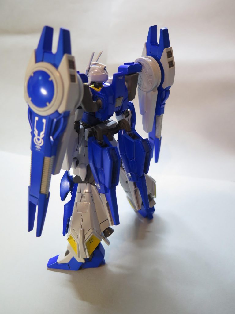 腰部後方にもGNブラスタービットを装備した,左右1基ずつ,計2基装備.