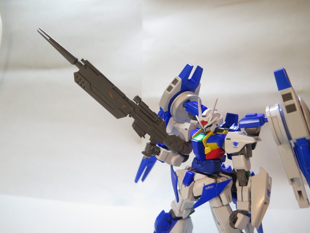 主武装は新規の長距離ビームライフル,高い遠距離射撃能力を有しており,バースト・セレクターの切り替えによってマシンガンのような連射に切り替えも可能,最大出力ならばGNバズーカII に近いレベルの威力を発揮できる.