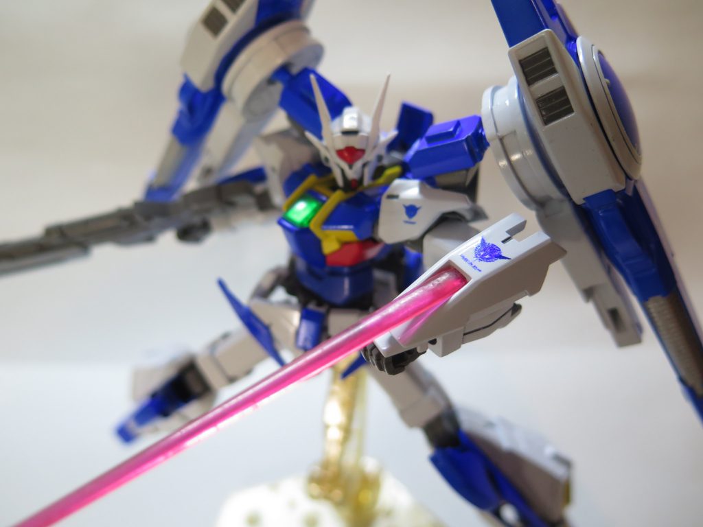 左腕はビームサーベルを発振するスモールシールドを変更した.右方のスカイブレイサーは緊急装備として健在.