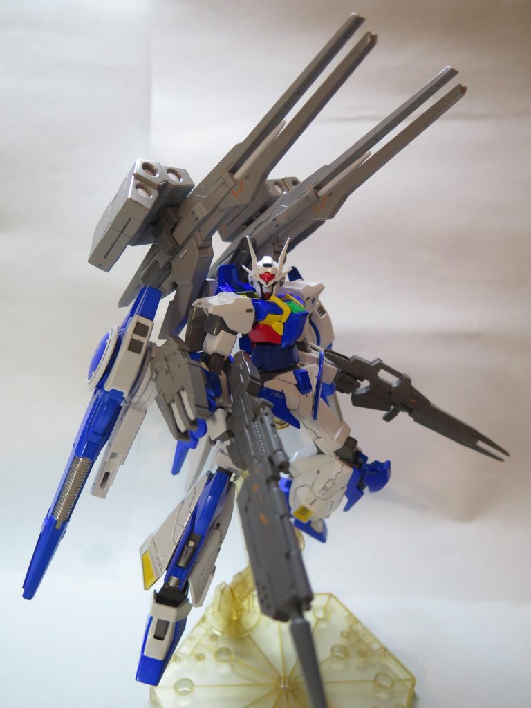 背部のHWS装着機能も健在です.これのおかげで,エクシードはをHWSユニットを装着することで,実弾兵装を使用可能.この形態は,ガンダムダブルオーエクシードHWSでも呼べる.