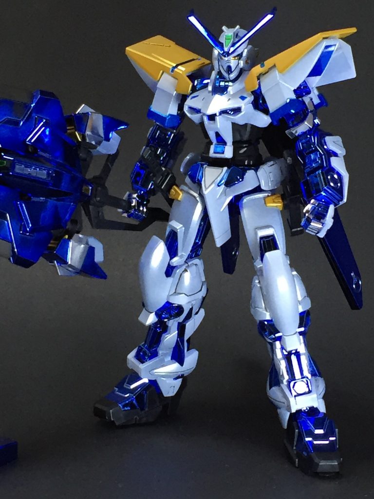 白い外装部分は当初普通の白で考えていたんですが、メッキ活かしなのでメタリック系にしようと思い、家に在庫があった青系のメタリックカラー、GXアイスシルバーを薄めに塗装。