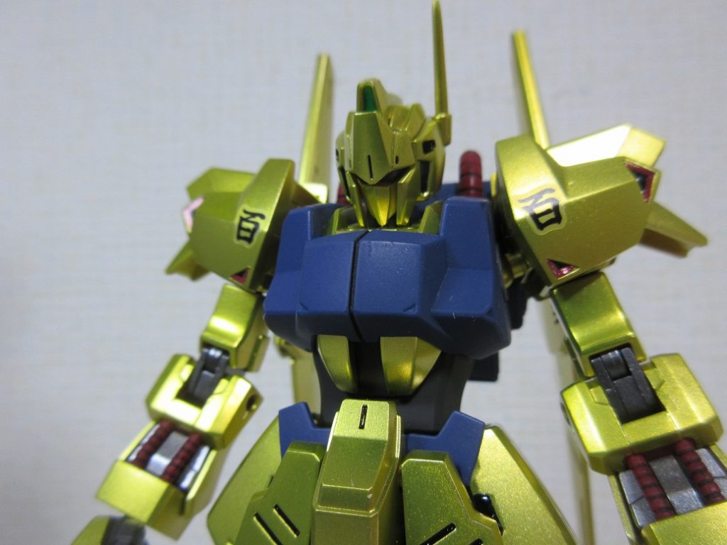 外装はガイアカラーのスターブライトブラスで塗装しました。
アンダーゲートでゲート跡の処理もいらないので、かなりサクサクできました。