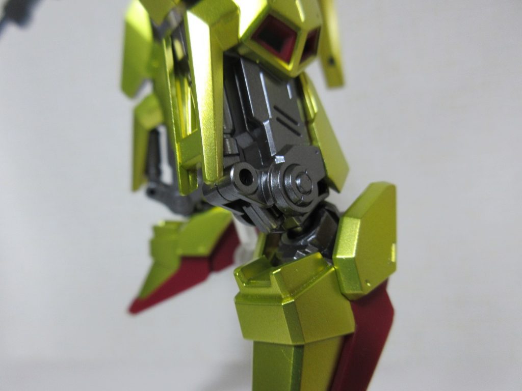 内部フレームはバーチャロンカラーのフレームメタリック1で塗装しました。
内部フレームのメカメカしいメタリックと外装のゴールドのメタリックの組み合わせはかっこよくできたと思います。