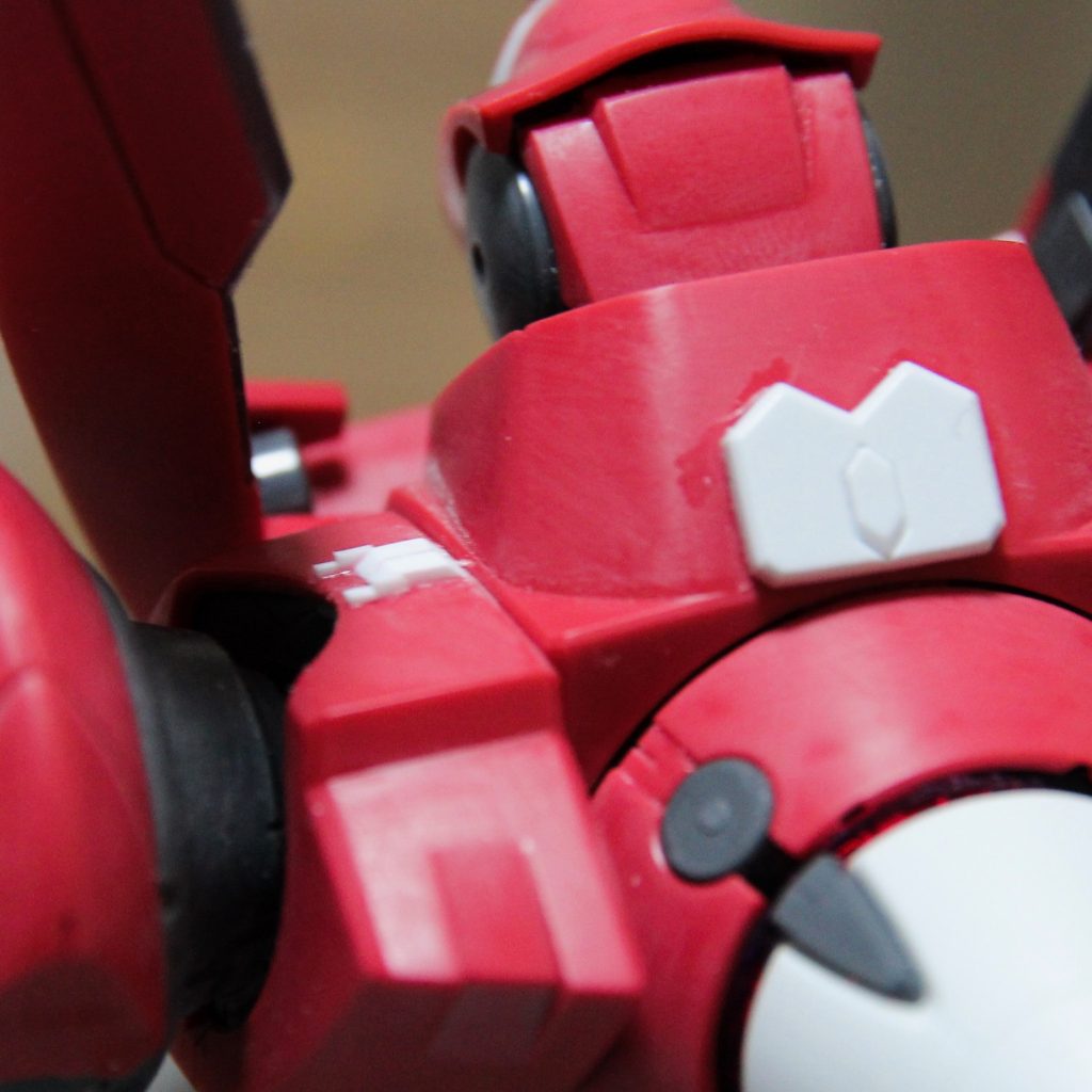 天面にもフレーム状のディテールを追加しています。