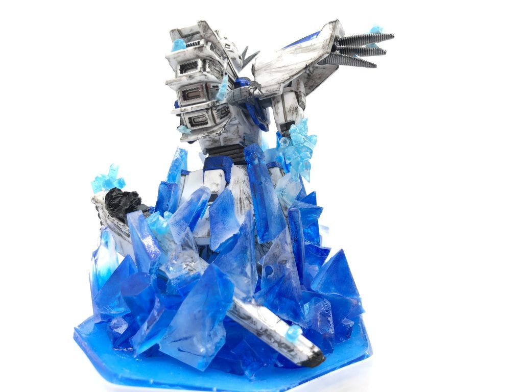 大結晶はレジンを荒く砕いたもの。
小結晶はクリアパーツのランナーを細かく砕いたもの。