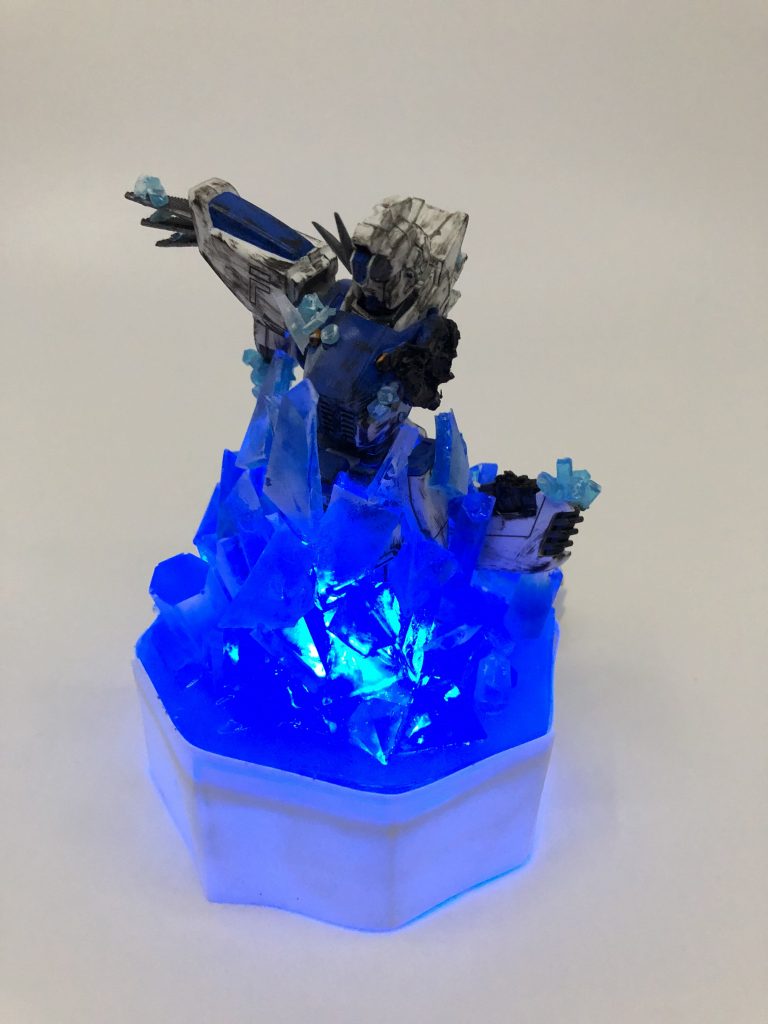 暗くするとより一層青色に深みが出る。