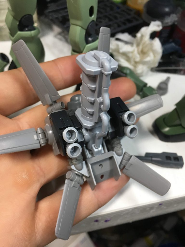 ゼクアインのバックパックを切り刻んで左右に真ん中のタンクはジョーシンでプラモ買ったらもらったおまけ