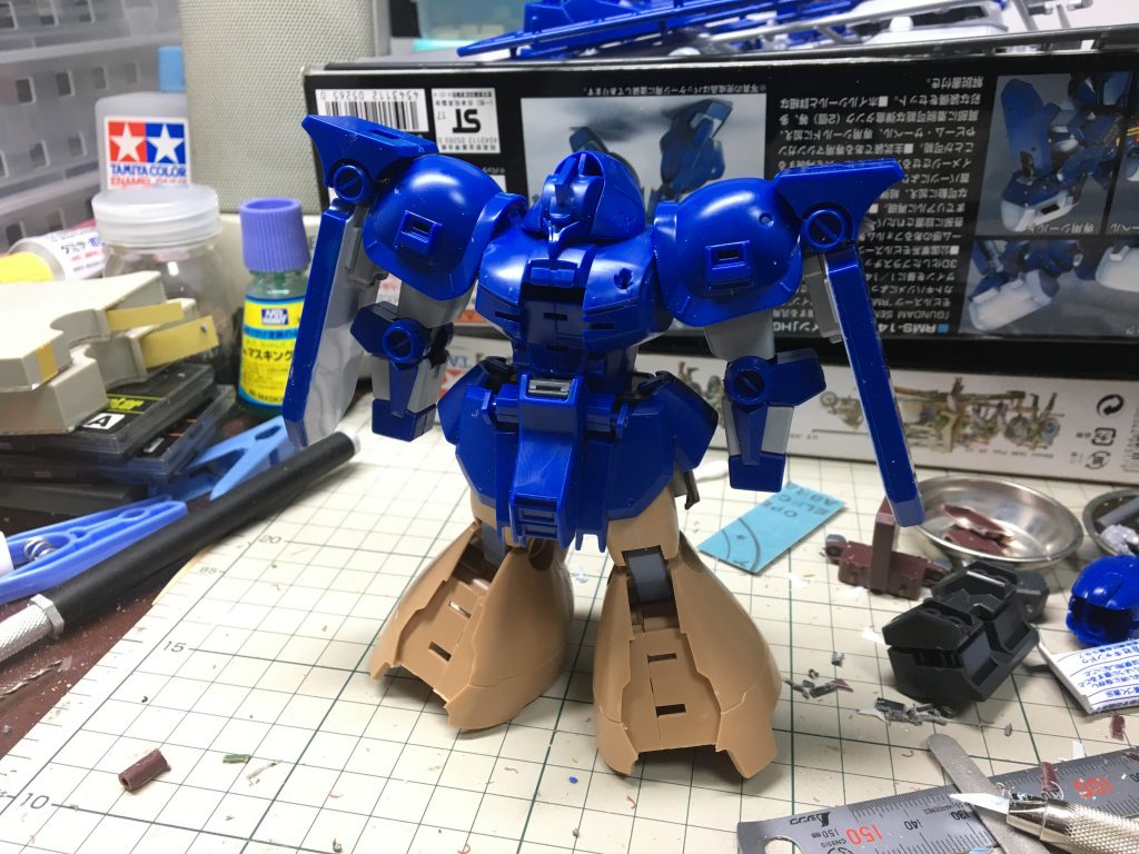 ゼクアインの上半身とドムトロの
脚部のみを合わせた時点．．．

いや、もう辞めようかと思いました(笑)
シールドの裏はプラ板で埋めてます。