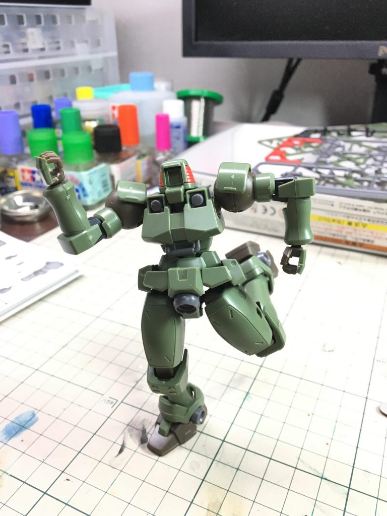 リーオーのキットは関節構造、可動域
共に驚異的ですね。
こんなポーズ取った状態で片足で自立
するとか...(笑)
ただ、リーオーの顔って...