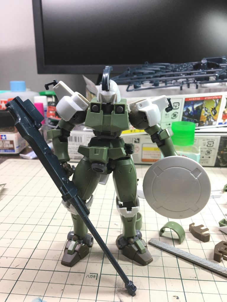 じつはほとんどリーオーで、旧キットから
持ってきたパーツは少ないという...
画像の緑色部分がリーオー、白い部分と
ドーバーガンが旧キットのトールギスから
持ってきたものですね(´∀` )