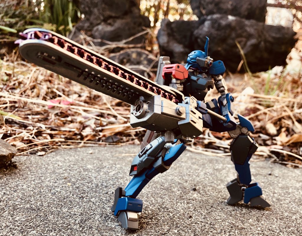 チェインバスタードII破損したチェインバスタードに代わるヴィレムの新たな武器。魔獣の巣と化していた旧人類の武器庫にて放置されていた、解体用チェーンソーを回収し、ルントの手で大剣として改造された。見た目はチェーンソーそのもので、大剣とは思えない大剣。