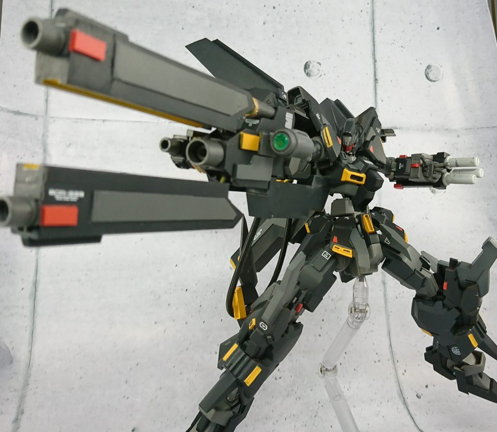 主武装のバーディカルランチャー。腕部固定式の武装で上下の銃身からは実弾とビームを発射可能。中央からは高出力ビームを発射します。