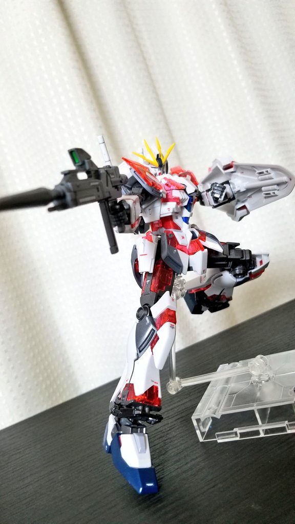 ナラティブガンダムは部分塗装とシールです。灰色はブライトガンメタル、黒はガンメタル、コア・ファイター部分はクリアブルーとブリリアントブルーです。