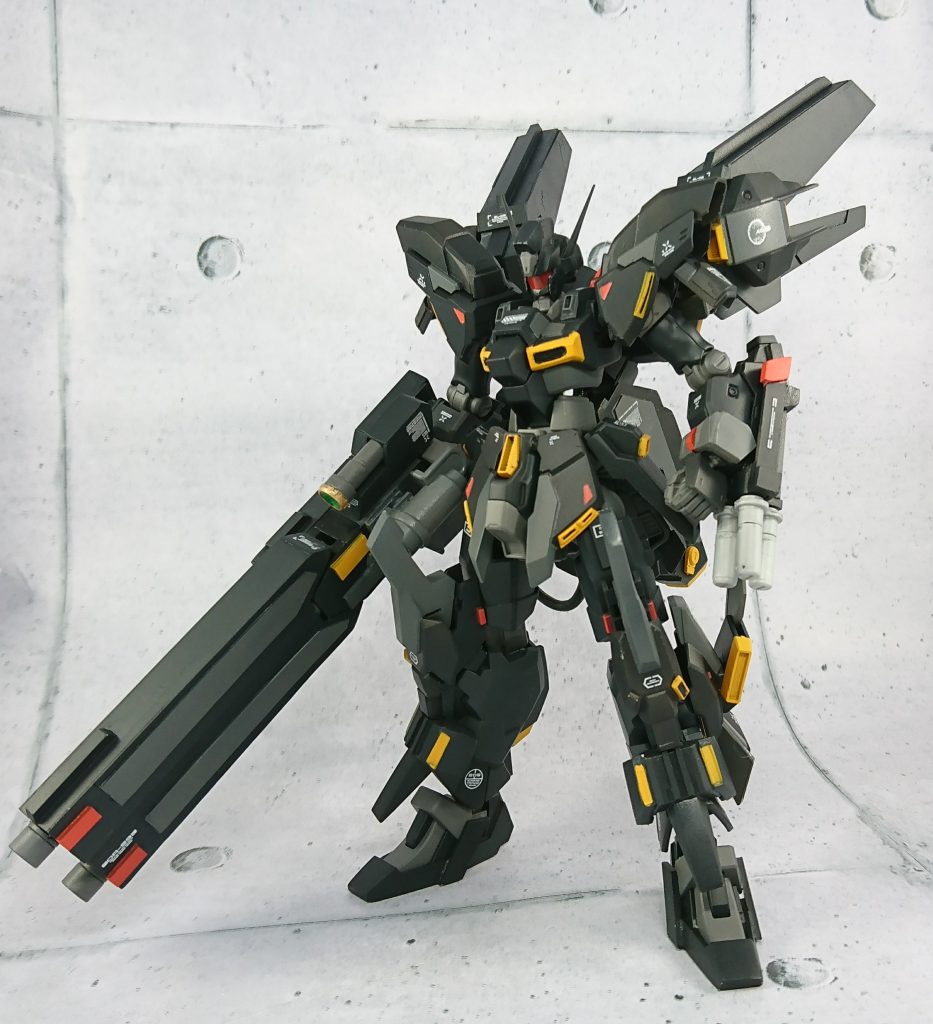 スクランブルガンダムとシナンジュスタインをメインに作成。右腕の武装はスクラッチ製作による自作武器「バーディカルランチャー」。