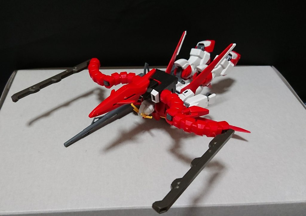 [追加形態]レッドイーグル
MS形態時より機動力が上昇していて且つ燃費が良い為、基本戦闘開始時はこの形態で出撃している。
BWS(バックウェポンシステム)のような運用方法しか出来ず１度MS形態になると再度変形する事が出来ない為出撃時がMS形態の場合この形態にはなれない、イーグルパックを射出した時も同じく変形出来ない。