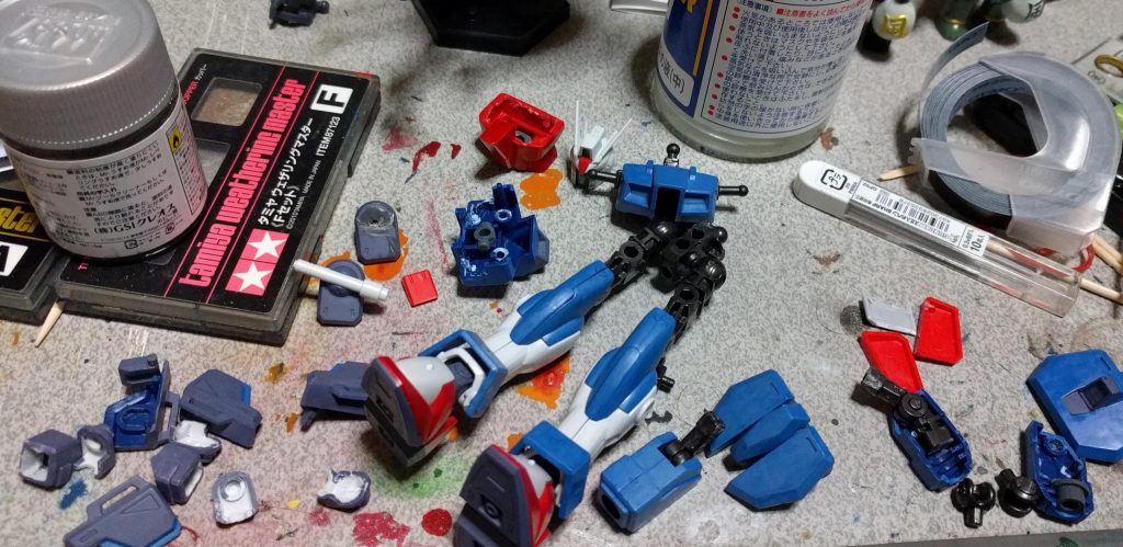 雑な製作風景ですが一応Gフレームを内蔵させた際のご説明をします

　可動域が広く優秀なアイテムのGフレームですが、結論としては105ダガーに組み込むのは簡単でした
　まず脚部ですが、青い成型色のスネにあたるパーツ同士を繋げるピンを切り落とし、フレームのピンに合うようにピンバイスで穴を開け、装着可能にしました、フレームの厚みとパーツの幅がほぼ丁度よいくらいですので加工さえ出来れば簡単に装着出来ます、足の可動軸は元キットの物を加工せずそのまま使い、フレームの足に内蔵するフレームを取り外してます

　次に腕部ですが、こちらはフレーム側にも多少加工が必要になりました
 前腕は装甲側にはパーツ同士を繋げるピンを全て切り落とし、二の腕と接続させるポリキャップを取り付ける箇所をピンバイスで加工してます、フレームはハンドパーツを取り付ける軸受を切り落とし、僅かに出ている可動箇所のピンを拡張したポリキャップ取り付け箇所に付けることでなるべく綺麗に内蔵させてます
　二の腕は、内部の飛び出ている部分をデザインナイフなどを使い切り落とし、フレームも装甲を取り付けれる様に切り詰め調節しました
　肩部はキット側の二の腕と前腕を繋ぐピンを切り落としピンバイスで穴を開け、フレームの肩部の僅かに出ている凸を切り落とし、なるべく形をそのままに上手くはまり肩アーマーをそのまま使える様にしました

　最後に胴体ですが、こちらにもフレームを加工する必要があります
 上半身は脇腹辺りのピンと背面のポリキャップ取り付け部を残し、その他の内部の余分な部分を切り落とし・切り詰めを行い、襟を残しつつ肩あたりと首元の装甲を切り取りGフレーム本家のような装甲の形にし上げました、フレームは胸部を切り詰め装甲がピッタリ合うように調節してます、腹部はフレームに干渉させないように胸部と繋ぐ部位を全て切り落とし、フレームの腹部に内蔵させる部位を取り外し、コックピット部で接着させる形で胸部へ取り付けました
 下半身はキット側のフロントアーマー・サイドアーマー・リアアーマーを取り付ける部分を脚部を取り付ける部分をだけを切り落とし、フロントアーマー・サイドアーマーを取り付ける部分だけにしたパーツを、フレーム側へ接着し、リアアーマーもサイドアーマーと接続させフレームに接着して固定させてます、フレームは前後のパーツを接続出来る様に切り詰めてます、腹部フレームと繋ぐボールジョイントは腹部に内蔵されているポリキャップへそのまま使えるので特に加工する必要はありませんでした

文章だけで説明するには厳しいので非常に分かりにくいと思いますがとりあえず書き残しておきました