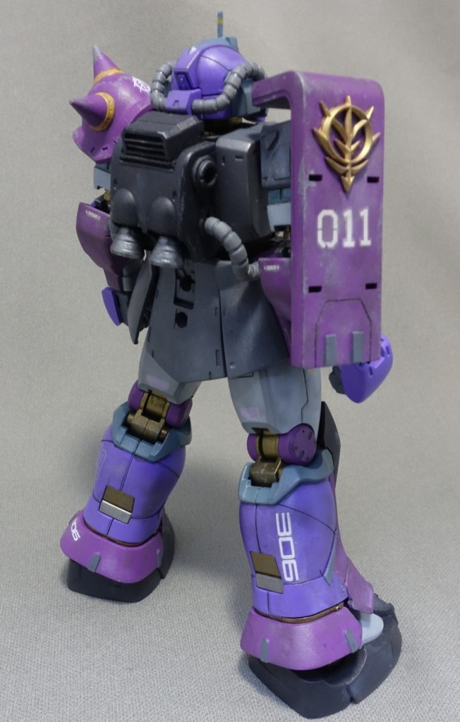 小惑星ペズンにおいて開発されたアクトザクのテストパイロットだった者が、そのままペズン防衛隊に所属しました…というイメージ。
当初はキシリア配下でしたが戦後デラーズ・フリートに合流。その際頭部クレストにはサブカメラを、シールドにはエンブレムの彫刻を追加しました。
ハデな紋章はキシリアよりドズルやギレンに似合うかな～？という発想です。(ねえさんはもっと合理主義なイメージ)