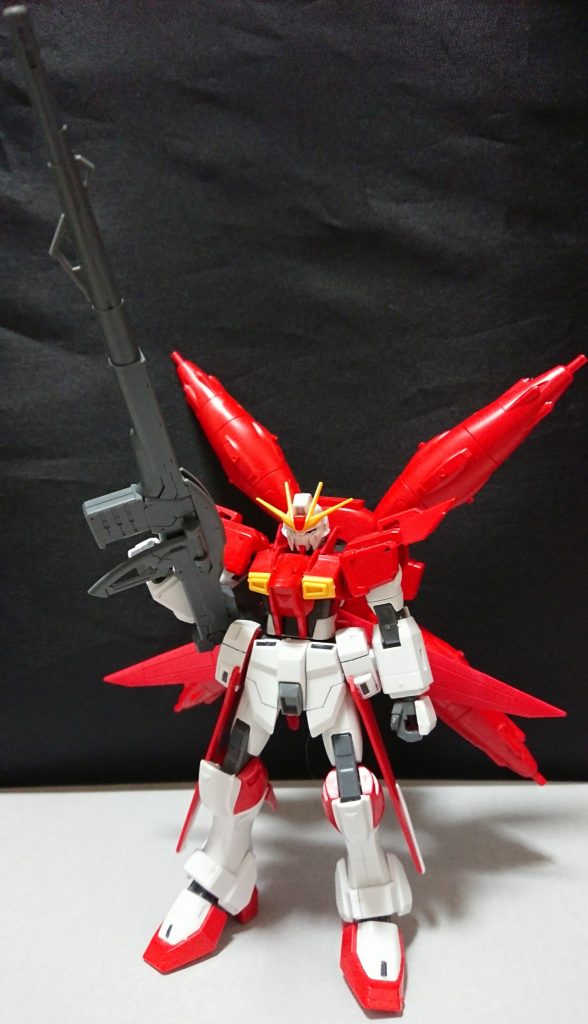 機体名：レッドインパルス・サード

[追加武装]
無線式ドラグーン。

[総合スペック]1.0～13.0の内。
8.5と想定。

数々の修羅場をくぐり勝ってきたレッドインパルスを改修した姿。
エネルギー量を増加、エネルギーコアを右手→頭部に移し右手のエネルギーコアは偽装となった。

全ビルダーにとっての敵↓に対抗すべく機体を改修し、盾を捨てた。
この形態での出撃は(GBNでは)１度だけだ。

[[ウェインと言う意思を持つとされるプログラムがGBN独占を計画しこれに賛同するビルダーを探し着々と手駒を増やしていった。
手駒を増やしたウェインは次に[名の通ったビルダー]の一掃を目論み目をつけたビルダーを片っ端から倒して再出撃する前にビルダーの所在地を特定しGBNからログアウトさせるよう促すという作戦を実行した。
そのような事を続けている内に運営らに存在を知られウェインとその他不法行為に加担したビルダー達を強制ログアウトしようとしたが、既にサーバーや運営が操作する機器がクラッキングされており運営側もビルダー達と同じようにガンプラで対抗するしかなかった。
(サーバーがクラッキングされた後GBNにログインしようとした者は皆画面にメンテナンス中と表示されログイン出来なかった)
しかし運営側に手練れはほとんどおらず大半が瞬く間に撃破された]]

戦果...。
多数のMS撃破。
多数の戦艦撃破。
コロニーレーザー撃破に貢献。

無数のAI機と戦闘の最中頭部をもがれ戦闘不能になる。
意識不明の重体になる。