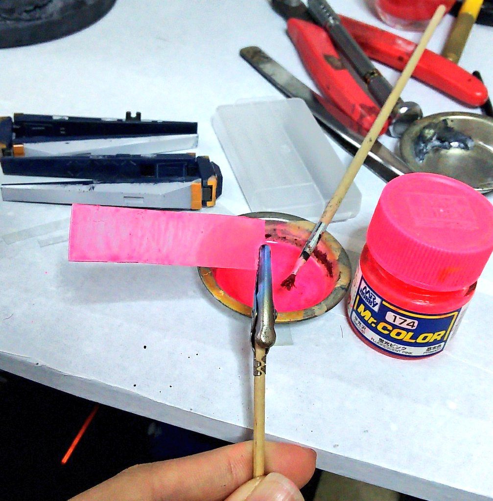 ファンネルのエフェクトは透明プラ板を使用。筆で2色の稲妻を描きました。