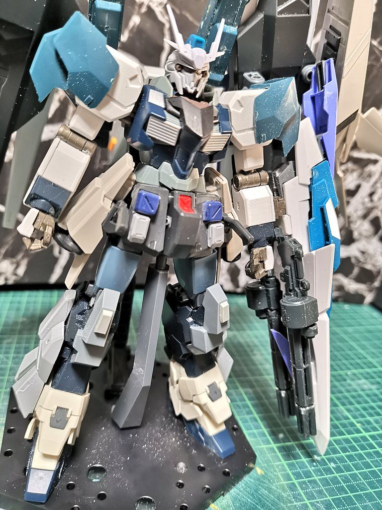 ジャンクより切り貼りして本体作成。 先述の通りベース機の改造ではなく、少しずつパーツを拝借して組み上げています。