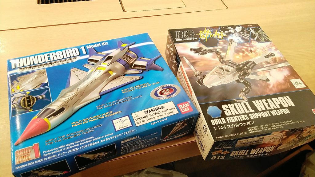 【次回予告予定】「諸般の事情」の間にしっかり戦果は残しました。スカルウエポン（右）･･･そういえば、映り込んでいるので「キッズプラモの興亡」的な話。左はバンダイの出したサンダーバード１号。400円いろプラです。２号・３号もあります（ホビーサイトでは現在閲覧不可）。