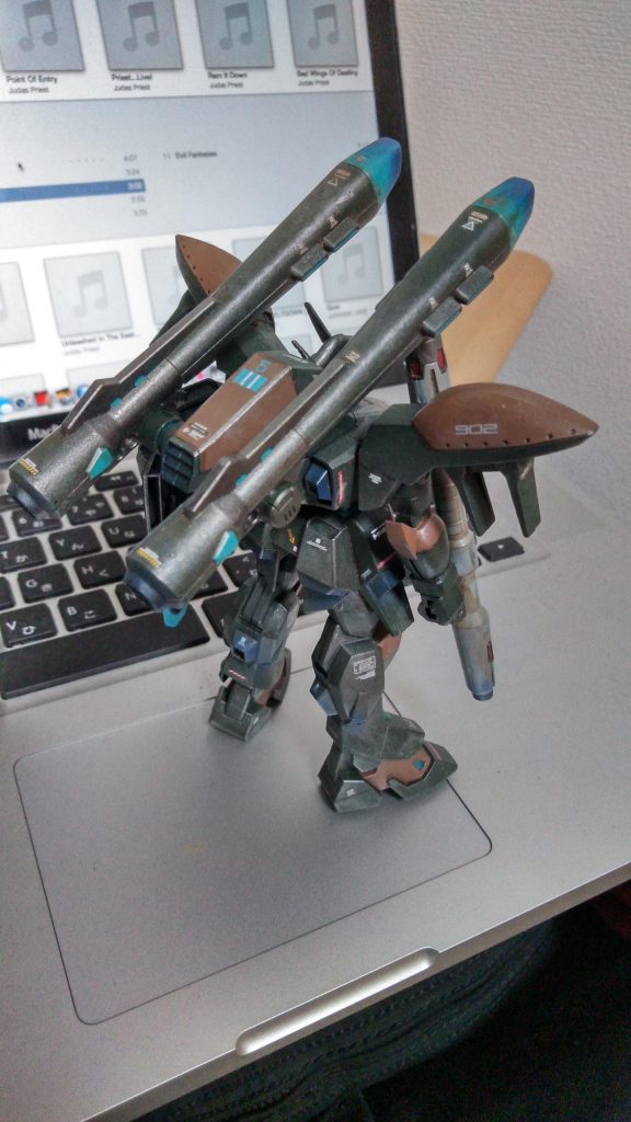 この角度からだと、キャノン背負った重装備感がよく分かって好きですねえ〜(*´ω｀*)
非常に兵器っぽいというか。