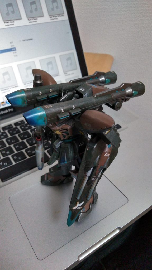塗装はいつものごとく水性塗料筆塗り。
ダークグリーン、ウッドブラウン、エアクラフトグレーあたりを使用。
差し色として、青い部分は成型色残しで表現しました(ㆁωㆁ*)