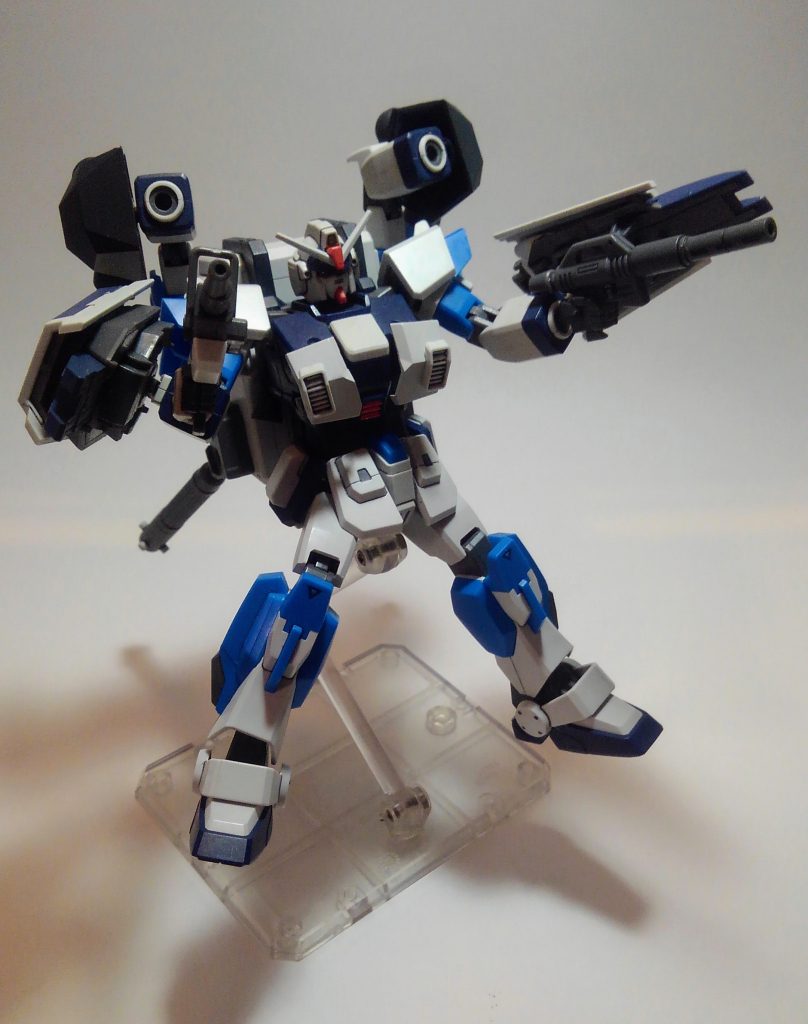 というわけで、やっとマイ専用機のアップです!初めてのカスタマイズガンプラなので(自分専用なので笑)前後編に分けさせて頂きますwブルーディスティニー3号機に1号機と陸戦型ガンダムをミキシングしています。胸部装甲は旧HGのEz-8のものを加工して使用しました。塗装も要所に青を使っただけの部分塗装で済ませています。