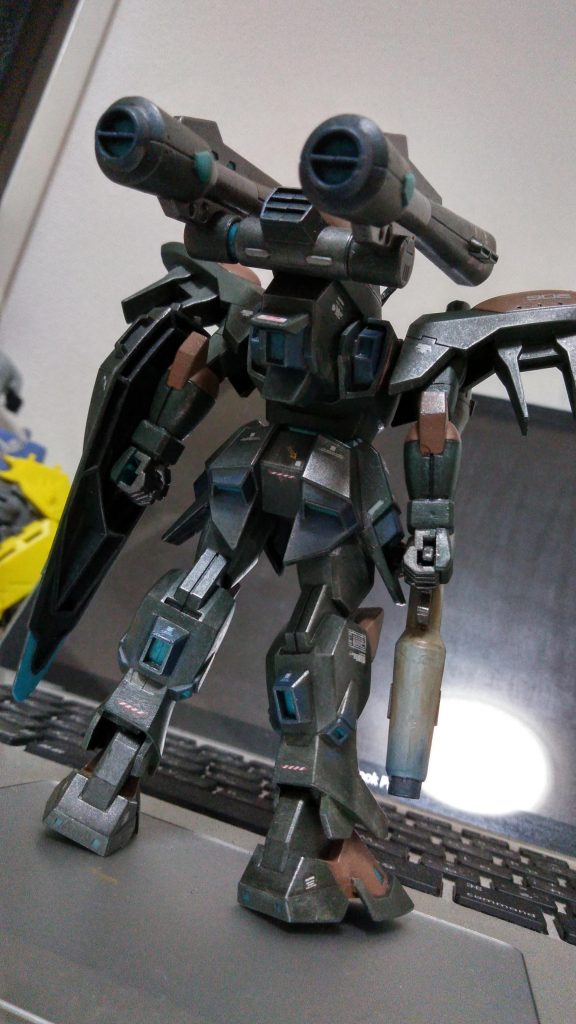 でも仰ぎ見ると、今度はスリムな体型が強調されて印象変わるのが面白いところ。