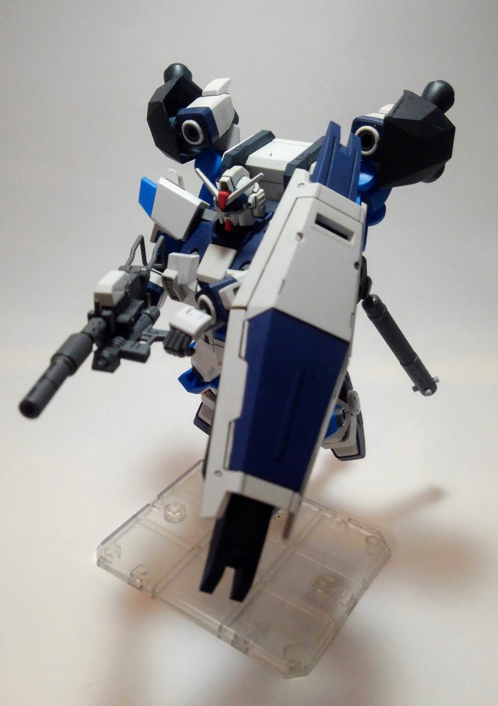 射撃武器の100ミリマシンガンとビームスプレーガン改(銃口を変更しています)は合体してビームと実弾を強化して発射できる設定。シールドも合体機構を入れてみました。陸ガンのシールド2枚とブルー3号機のシールドをぶった切ってそれぞれ張り合わせています。