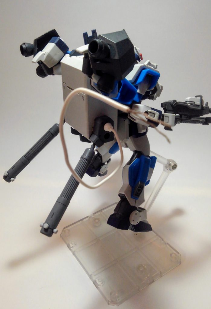 後方。陸ガンのコンテナに陸ガンの腕をビーム砲に見立て、ブースターは旧HGのEz-8のパラシュートユニットのものを加工。ジャンクパーツでアウトプットユニットを、リード線とソフトダーツの針(所謂ティップです)でケーブルを製作しました。先はビニールを剥いて銅線で他のキットに接続している風に出来るようにしました。もちろんコンテナに小物とか入れられます。