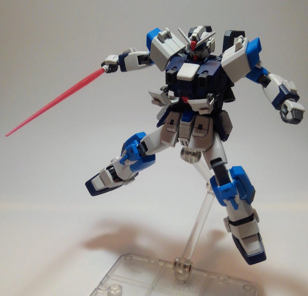 胸部装甲は展開し、ツインメガキャノンが現れます。撮影しながら改めて思いましたが旧HGのブルーって結構胴体分厚かったんですねw