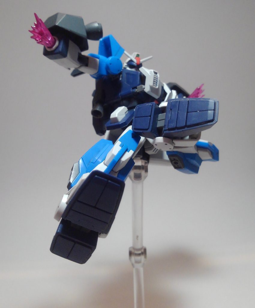 ライダーキック。股関節と脚の接続を新HGのEz-8のものに変更。それなりに動きます。もう時代は股関節はボールジョイントじゃないんですよね・・・そういえば、ブースター基部に腕を使うアイディアは当時の仕事の教え子(小2)がLBXで同じ様な使い方をしていたのを参考にしました。丸パクりじゃないですよw何に置いても固定観念を持ちすぎるのは良くないですね。今回はここまでにします。お気づきの方もいると思いますが(いるのか?笑)切り札のお話がありません。それは後編になりますので気になる方はそちらをご覧ください(^-^)/続きます。ご覧頂きありがとうございました。