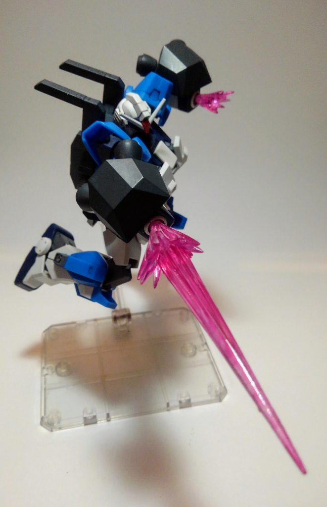 必殺技です。漢のロマン、突撃です。ビームは1/100用のビームパーツをクリアーピンクに塗装したものです。