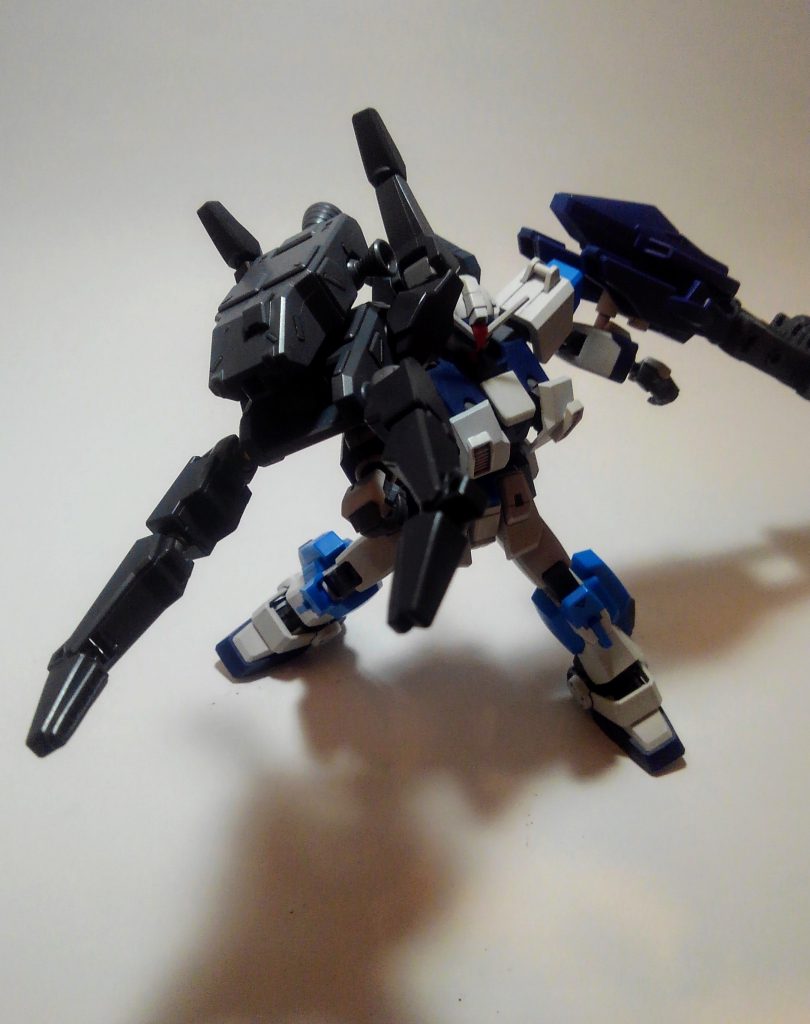 タックブレイカー。
挟みます。(雑)
バスターとブレイカー分割しての変形なので同時装備できます。
またなんとかスタンドなしで保持できます。このまま飾っているとヘタると思いますw