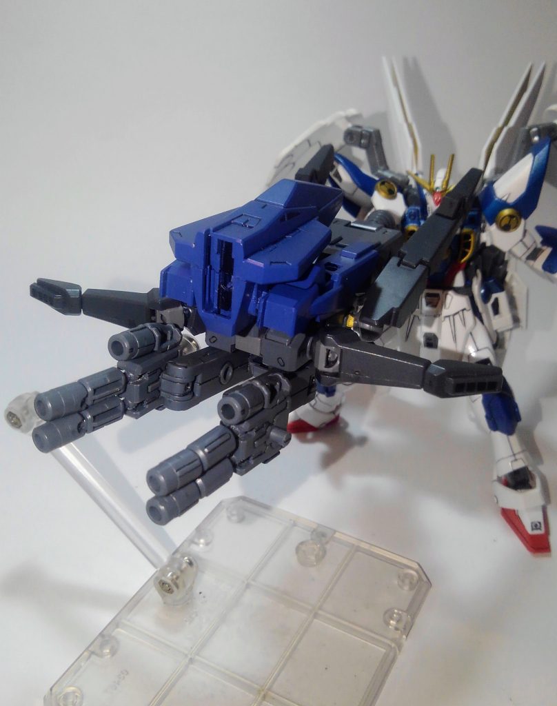 メガタックランチャー。
組み替えてジャンクにあった銃のグリップを取り付けて保持します。
さすがにスタンド必要です。
本当はメガバズーカランチャーみたいな足掛けスタンドも表現したかったのですが断念しました。