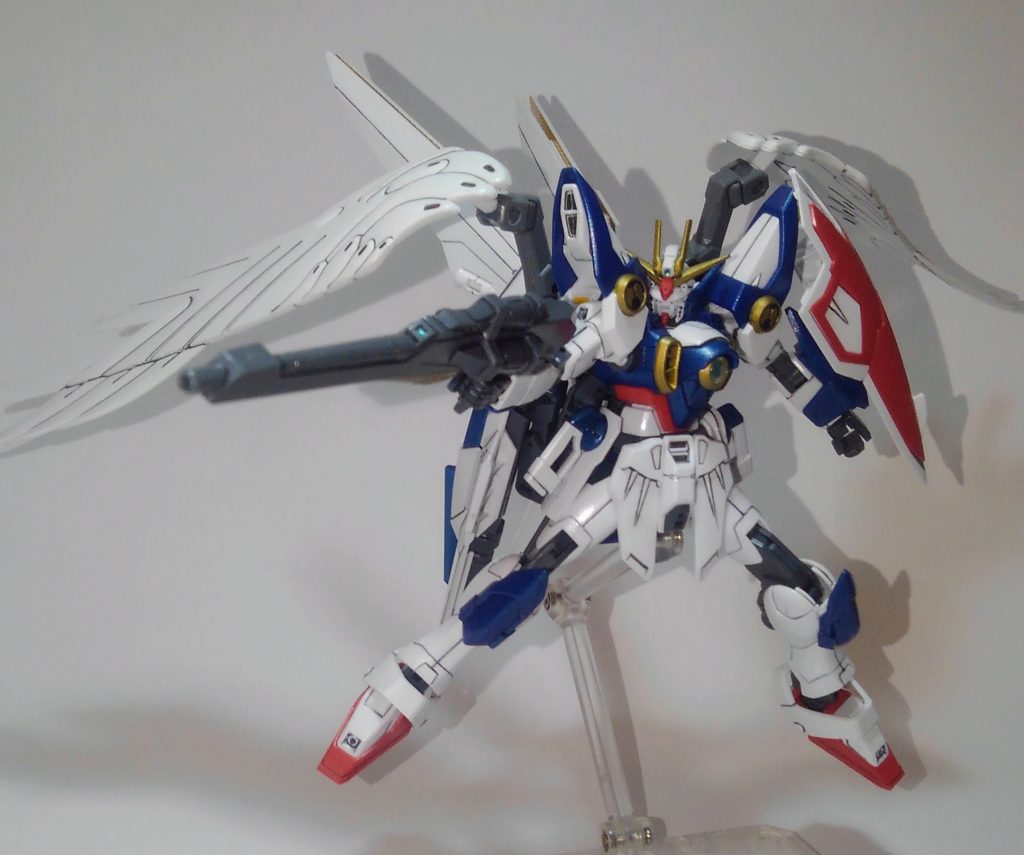 というわけで、HGウイングガンダムに旧1/144のウイングゼロカスタムとHGAWダブルエックスのパーツ等をミキシングしました。
ウイングの前腕や膝アーマーにゼロカスタムのパーツを流用、ダブルエックスのリフレクターをバックパックに組み込みました。
またクロスボーン魔王のバックパックも挟みゼロカスタムのメインの羽とメテオホッパーのバインダーも取り付けてゴテゴテさせましたw