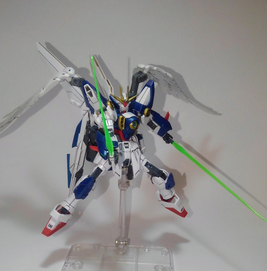 サイドアーマーにダブルエックスのものを流用してビームソードも装備させました。
このビーム刃、形はすごくいいのですが
もう少し大きかったらなぁ・・・って皆さん思ったはずです!