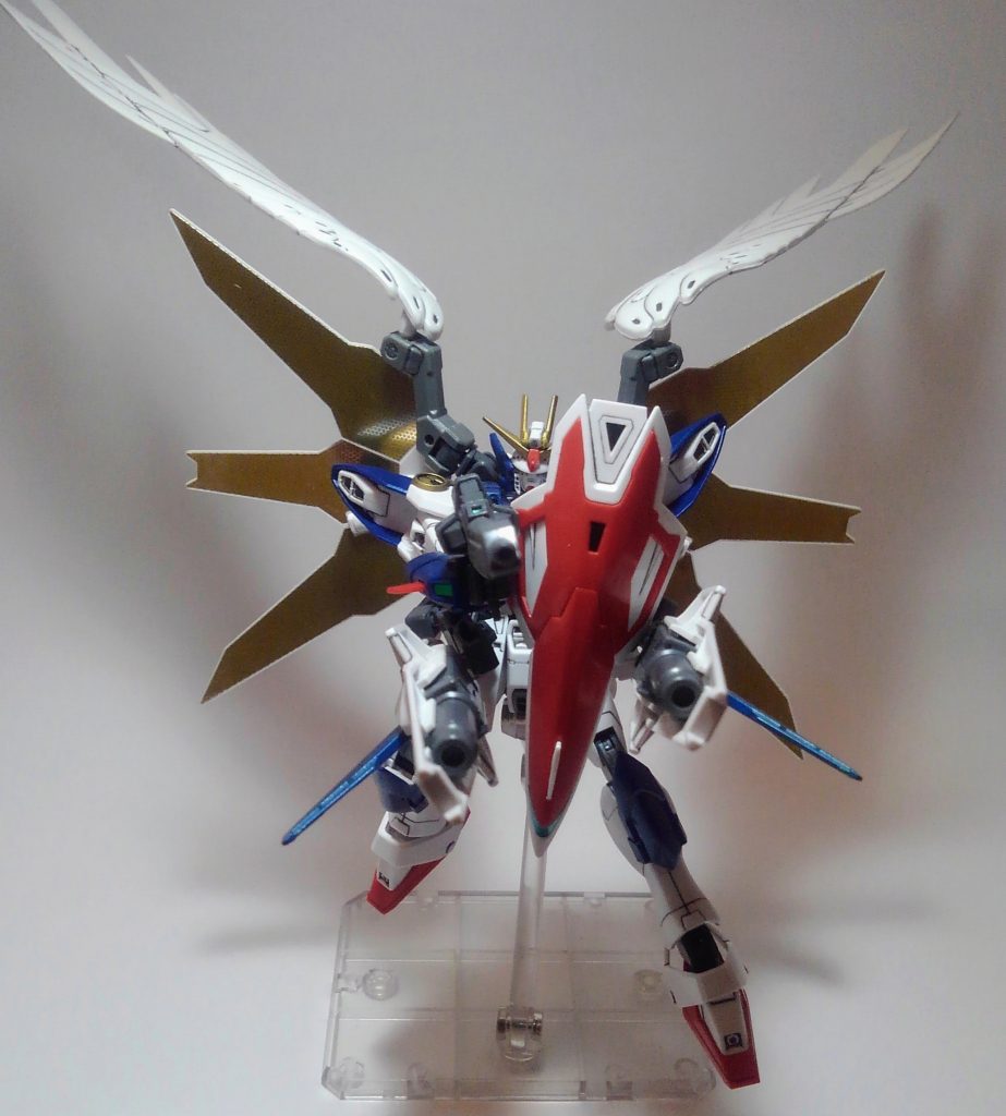 正面より。
顔の耳当て?もゼロカスタムから拝借。
ガンダム角も4本に増やしています。
強化されているアピールをしたつもりでしたが少しダサくなったかも知れないですw
結構まんまのミキシングでしたが方向性通りにはなっていると思います。
あ、変形もできると思います。
試してないです(笑)
以上です。
ご覧頂きありがとうございました。