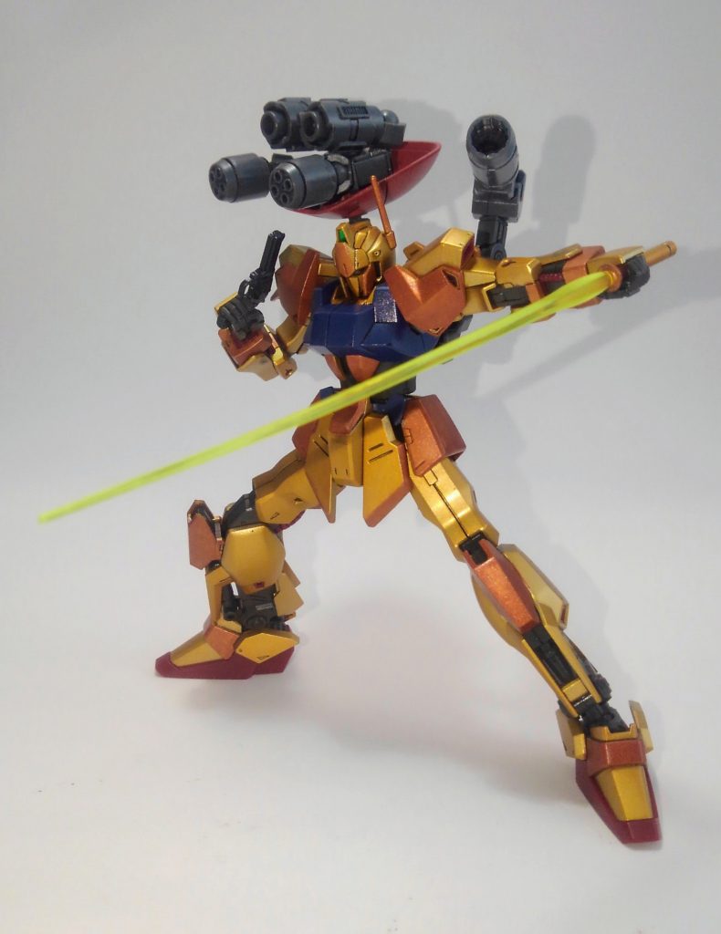 というわけで、リバイブ百式をゴールドとメタリックオレンジで塗装して、装備を変えてみました。リボルバーはパトレイバー旧キットのイングラムから流用。バックパックは武器キャンペーンのものにジョイントパーツとかエネルギータンク系のパーツを組み合わせました。また、右肩のG・ユニットにはスカルウェポンのバックパックパーツも使っています。