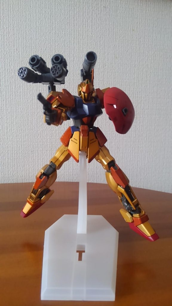 シールドモードを撮り損ねてましたが完成当時の画像が残っていたのでとりあえず。これは先輩のイメージに近い機体にリクエストの武装や装備を組み込める様に製作しました。一応お褒めの言葉を頂きました。(たしか)ホントは切り札はパワーダンクっぽくしたかったんですが、それはNGでしたwともあれ武装だけ変えるのもなかなか面白いなと思った作品になりました。以上です。ご覧頂きありがとうございました。