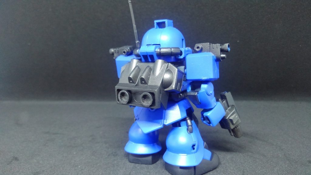 サイズの関係で動力パイプをバックパックに接続するのはオミットさせていただきました…。
バックパック自体は元キットのパーツを組み替えてサイズを小さく見せています。